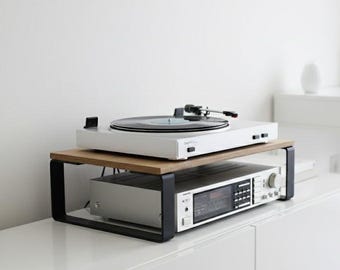 Supporto moderno per giradischi, tavolo amplificatore in acciaio e compensato, vinile, console multimediale compatta, stazione musicale