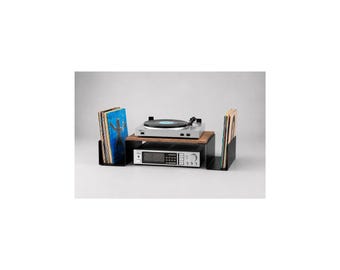 Moderne platenspelerstandaard en platenhouder stalen plaat en multiplex versterkertafel, vinyl, compacte mediaconsole, muziekstation
