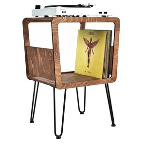 Könnte beinhalten: Ein Holz-Schallplattenständer mit schwarzen Haarnadelbeinen. Der Ständer hat ein Regal für Schallplatten und ein oberes Regal für einen Plattenspieler. Eine Schallplatte mit dem Titel "OK Computer" von Radiohead befindet sich im Regal.