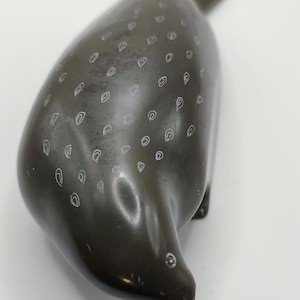 Vintage Inuit Carved Soapstone Seal Figurine | Handcrafted Arctic Wildlife Sculpture Signed Inuktitut ᓱᕕᐊ  ᐃᔭᐃᑐ Ijaitu