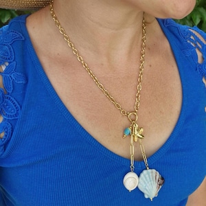 Seashell necklace with marine charm – Gold-plated stainless steel chain