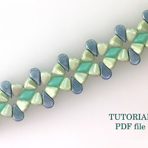 Peut inclure: Un bracelet de perles avec un motif r&eacute;p&eacute;titif de perles en forme de goutte et de losange de couleur turquoise, vert clair et bleu. Le bracelet est sur fond blanc. Le texte &agrave; droite indique "TUTORIAL PDF file".