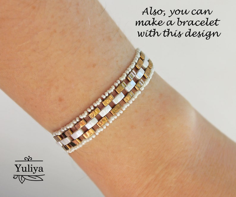 Peut inclure: Un bracelet en perles blanches et dor&eacute;es sur un poignet. Le bracelet est compos&eacute; de petites perles carr&eacute;es et pr&eacute;sente un design simple et &eacute;l&eacute;gant.  "Also, you can make a bracelet with this design" est &eacute;crit en arri&egrave;re-plan.
