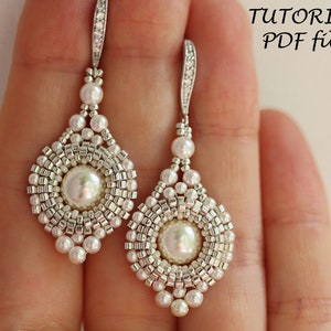 Może przedstawiać: Para srebrnych i białych koralikowych kolczyk&oacute;w z perłą w środku każdego kolczyka. Kolczyki są wiszące i mają kształt łzy. Obraz zawiera tekst "TUTORIAL PDF file".