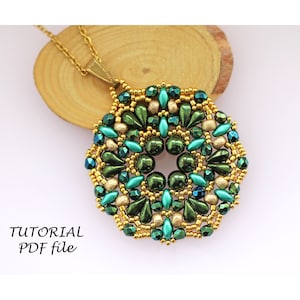 Könnte beinhalten: Eine grüne und goldene Perlenkette mit einem runden Anhänger. Der Anhänger besteht aus Perlen in verschiedenen Größen und Formen, darunter runde, tropfenförmige und facettierte Perlen. Die Kette ist an einer goldenen Kette.