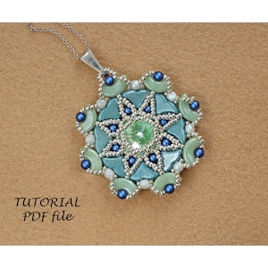 Può includere: Un ciondolo con perline turchese, verde e blu con una catena d'argento. Il ciondolo presenta un design a stella con un cristallo verde al centro. Il testo "TUTORIAL PDF file" è visibile sotto il ciondolo.