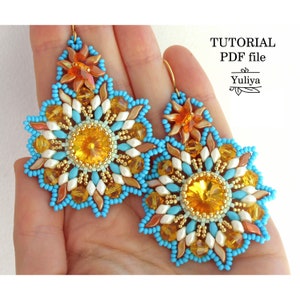 Może przedstawiać: Para kolczyków z koralików w kształcie słońca. Kolczyki są wykonane z turkusowych, złotych i białych koralików. Kolczyki wiszą na dłoni.