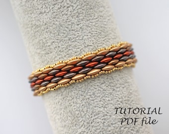 Puede incluir: Un brazalete de cuentas doradas, cobre y marrón con un patrón tejido. El brazalete se muestra sobre una superficie de tela gris. TUTORIAL PDF file.