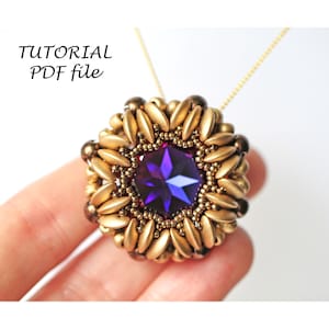 Könnte beinhalten: Goldener und violetter Perlenanhänger mit einem sternförmigen Kristall in der Mitte. Der Anhänger ist an einer goldenen Kette befestigt.