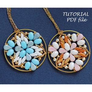 Puede incluir: Dos collares de oro con colgantes redondos con diseños de flores de cuentas. Un colgante es azul, blanco y dorado, y el otro es rosa, blanco y dorado. El texto "TUTORIAL PDF file" está en la esquina superior derecha de la imagen.