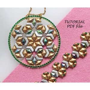 Pode incluir: Um conjunto de joias artesanais com um colar com pingente e uma pulseira. O pingente apresenta um design de estrela dourada e prateada com detalhes verdes, suspenso por uma corrente dourada. A pulseira espelha o padrão de estrela. O texto "TUTORIAL PDF file" é visível.