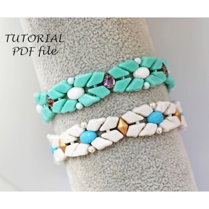 Może przedstawiać: Dwa bransoletki z koralików, jedna turkusowa i biała, druga biała z złotymi i turkusowymi akcentami. Bransoletki są prezentowane na szarym tle.  "TUTORIAL PDF file" jest napisane czarnym kolorem u góry obrazu.