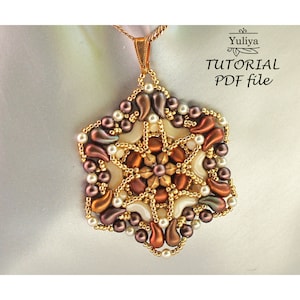 Pode incluir: Um pingente de estrela feito com contas douradas, marrons e brancas. O pingente é feito com contas de sementes e tem um design delicado e intrincado.