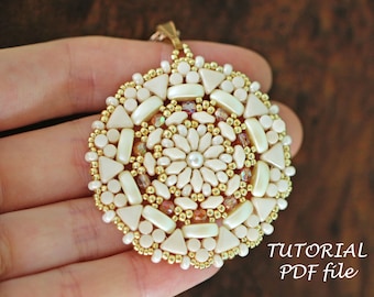 Tutorial de colgante con cuentas, patrón de colgante de mosaico; Cali, SuperDuo, Kheops par Puca tutorial de cuentas, Tutorial de cuentas, Colgante tutorial de cuentas India
