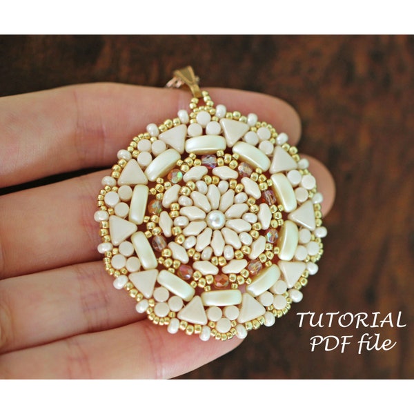 Beaded pendant tutorial, Mosaic pendant pattern; Cali, SuperDuo, Kheops par Puca bead tutorial, Bead tutorial, Beaded tutorial pendant India