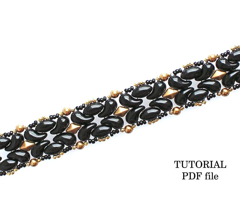 Peut inclure: Un bracelet en perles noires et dor&eacute;es avec un motif g&eacute;om&eacute;trique. Le bracelet est compos&eacute; de petites perles noires, de perles dor&eacute;es et de perles dor&eacute;es en forme de goutte. Le bracelet est pr&eacute;sent&eacute; sur un fond blanc. TUTORIEL PDF file.