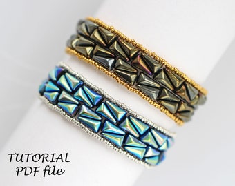 Puede incluir: Dos pulseras de cuentas con un patrón geométrico. La pulsera de arriba está hecha con cuentas de color gris oscuro y dorado. La pulsera de abajo está hecha con cuentas azules y plateadas. El texto "TUTORIAL PDF file" es visible debajo de las pulseras.