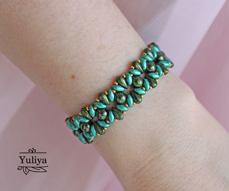 Peut inclure: Un bracelet en perles vertes et dor&eacute;es avec un motif g&eacute;om&eacute;trique. Le bracelet est compos&eacute; de petites perles en forme de goutte.