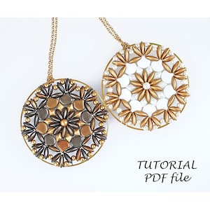 Peut inclure: Deux colliers de perles dorées et brunes avec un pendentif circulaire. Les pendentifs sont faits de petites perles disposées en un motif géométrique. Les colliers sont suspendus sur un fond blanc. Le texte "TUTORIAL PDF file" est écrit sous les colliers.