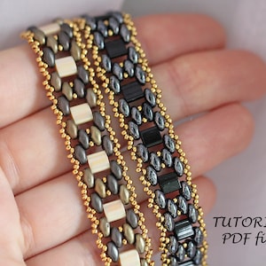 Puede incluir: Dos pulseras de cuentas con un patr&oacute;n geom&eacute;trico. Una pulsera es negra, dorada y gris, y la otra es dorada, blanca y gris. Las pulseras est&aacute;n en una mano, y el texto "TUTORIAL PDF file" est&aacute; en la esquina inferior derecha de la imagen.