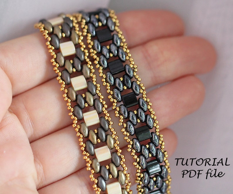 Puede incluir: Dos pulseras de cuentas con un patr&oacute;n geom&eacute;trico. Una pulsera es negra, dorada y gris, y la otra es dorada, blanca y gris. Las pulseras est&aacute;n en una mano, y el texto "TUTORIAL PDF file" est&aacute; en la esquina inferior derecha de la imagen.