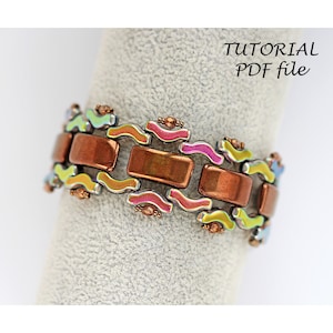 Op de afbeelding: Een koperen en iriserende armband met een golfpatroon. De armband is gemaakt van kleine metalen kralen en wordt getoond op een wit oppervlak. De tekst "TUTORIAL PDF file" is zichtbaar in de rechterbovenhoek van de afbeelding.
