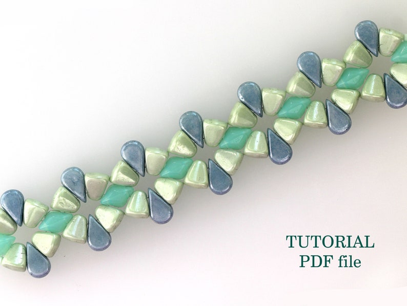 Peut inclure: Un bracelet de perles avec un motif r&eacute;p&eacute;titif de perles en forme de goutte et de losange de couleur turquoise, vert clair et bleu. Le bracelet est sur fond blanc. Le texte &agrave; droite indique "TUTORIAL PDF file".