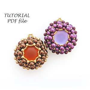 Könnte beinhalten: Zwei Perlenanhänger mit einem runden, flachen, farbigen Glasmittelpunkt. Der Anhänger links hat einen braunen Mittelpunkt und ist von braunen Perlen umgeben. Der Anhänger rechts hat einen violetten Mittelpunkt und ist von violetten Perlen umgeben. Beide Anhänger haben eine goldene Öse oben.