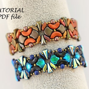 K&ouml;nnte beinhalten: Zwei Perlenarmb&auml;nder, eines mit orangefarbenen und braunen Perlen, das andere mit blauen und gr&uuml;nen Perlen. Die Armb&auml;nder befinden sich auf einem grauen Stoffhintergrund. Der Text "TUTORIAL PDF file" befindet sich oben im Bild.