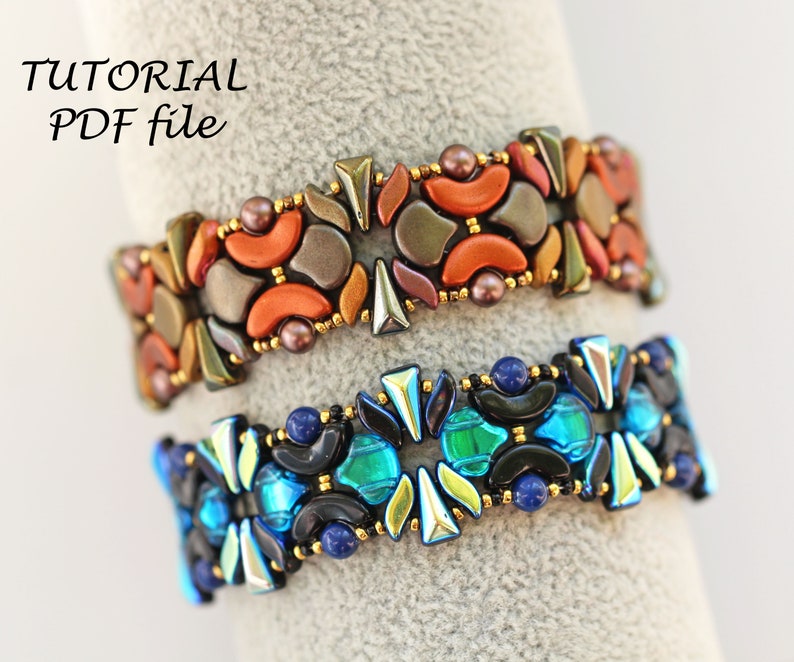 K&ouml;nnte beinhalten: Zwei Perlenarmb&auml;nder, eines mit orangefarbenen und braunen Perlen, das andere mit blauen und gr&uuml;nen Perlen. Die Armb&auml;nder befinden sich auf einem grauen Stoffhintergrund. Der Text "TUTORIAL PDF file" befindet sich oben im Bild.
