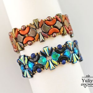 K&ouml;nnte beinhalten: Zwei Armb&auml;nder mit Perlen und geometrischen Mustern. Das obere Armband besteht aus braunen, orangefarbenen und goldenen Perlen. Das untere Armband besteht aus schwarzen, blauen und gr&uuml;nen Perlen.