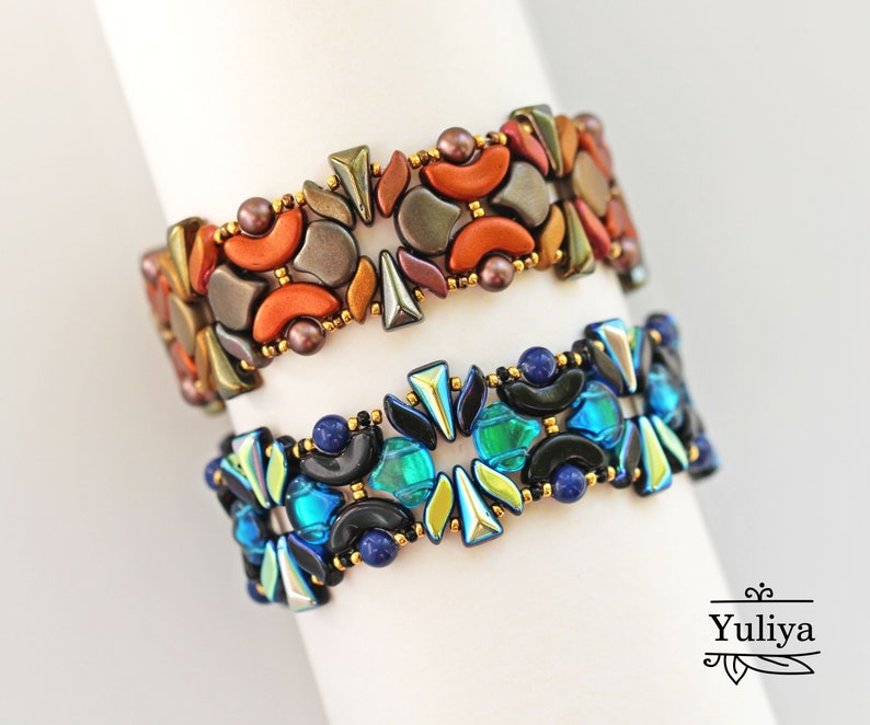 K&ouml;nnte beinhalten: Zwei Armb&auml;nder mit Perlen und geometrischen Mustern. Das obere Armband besteht aus braunen, orangefarbenen und goldenen Perlen. Das untere Armband besteht aus schwarzen, blauen und gr&uuml;nen Perlen.