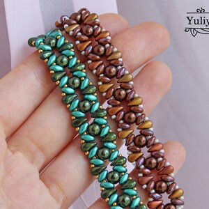 Peut inclure: Trois bracelets en perles de couleur verte, dor&eacute;e et marron. Les bracelets sont faits de petites perles de rocaille et sont empil&eacute;s les uns sur les autres.