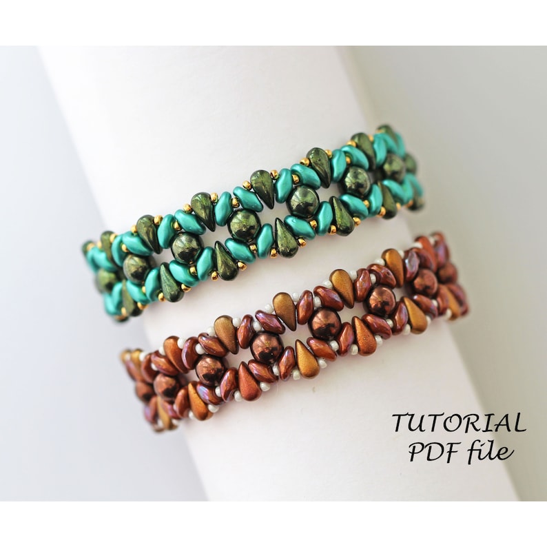 Peut inclure: Deux bracelets en perles, l'un dans des tons de vert et d'or, l'autre dans des tons de brun et d'or. Les bracelets sont faits de petites perles de rocaille et pr&eacute;sentent un motif r&eacute;p&eacute;titif. Le texte "TUTORIAL PDF file" est visible sous les bracelets.