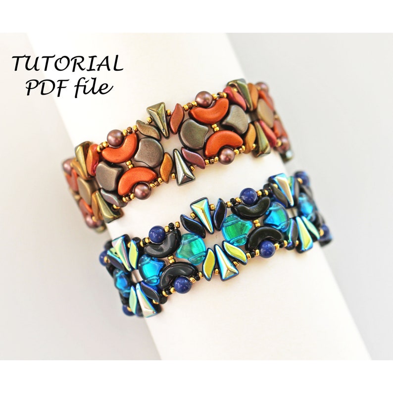 K&ouml;nnte beinhalten: Zwei Perlenarmb&auml;nder mit geometrischen Mustern. Das obere Armband ist braun, orange und gold. Das untere Armband ist blau, gr&uuml;n und gold.