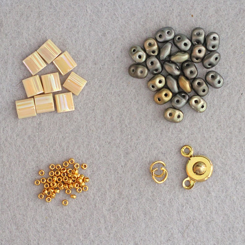 Puede incluir: Surtido de cuentas de varias formas y colores, incluyendo dorado, marr&oacute;n y beige. Tambi&eacute;n hay dos cierres de metal dorado.