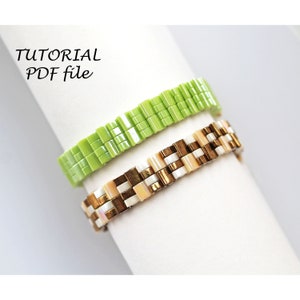 Könnte beinhalten: Zwei Perlenarmbänder, eines grün und eines mit braunen, weißen und goldenen Perlen. Die Armbänder liegen übereinander auf einer weißen Oberfläche. Der Text "TUTORIAL PDF file" ist in der oberen linken Ecke des Bildes sichtbar.