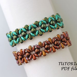 Peut inclure: Deux bracelets en perles, l'un en turquoise et or et l'autre en marron et or, sur un fond blanc. Le texte "TUTORIAL PDF file" est en bas de l'image.