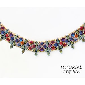Op de afbeelding: Een kralenketting met een geometrisch patroon van gouden, blauwe en rode kralen. De ketting heeft een herhalend patroon van bladeren en bloemen. De ketting ligt op een witte achtergrond.  "TUTORIAL PDF file" staat in zwarte tekst onderaan de afbeelding.