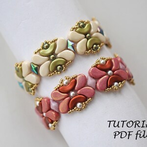 Op de afbeelding: Twee kralenarmbanden met een bloemenpatroon. De bovenste armband is wit met groene accenten en de onderste armband is roze met oranje accenten. De armbanden liggen op een wit oppervlak met de tekst "TUTORIAL PDF file".