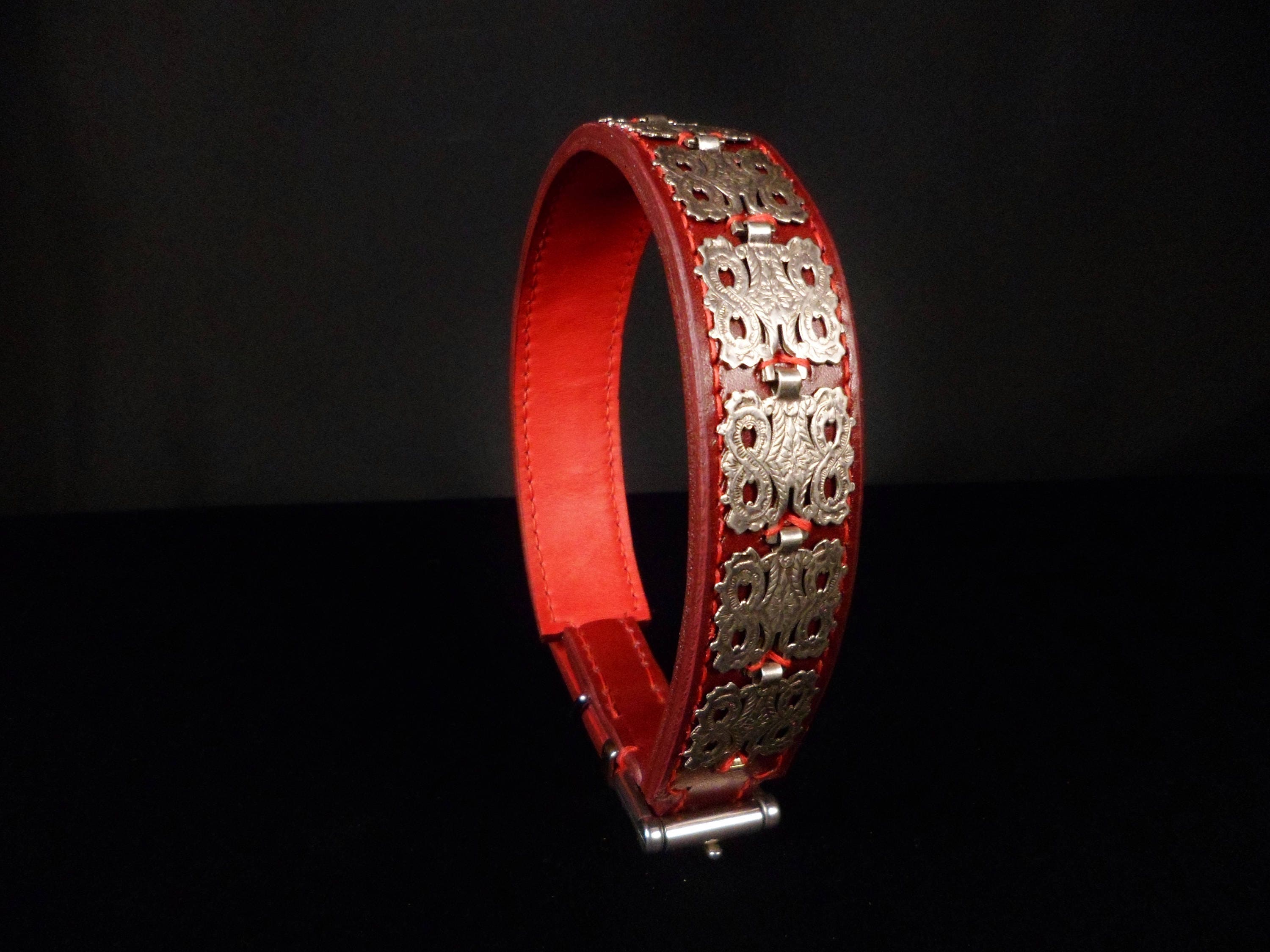 Collier en Cuir Rouge, Décors Plaqué Argent