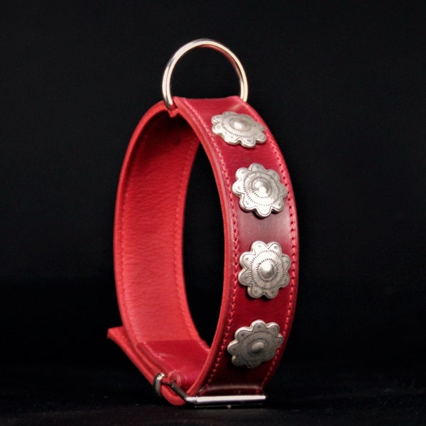 Collier pour chien , dog collar leather , en cuir vachette rouge décors fleurs argent vieilli