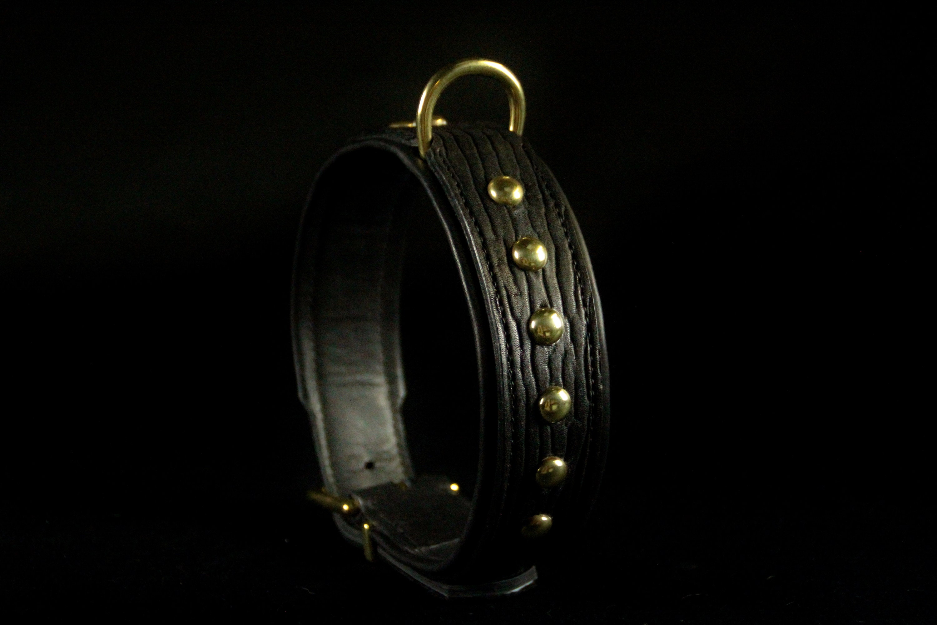 Collier Pour Chien en Cuir de Requin Noir avec Décors Laiton Massif