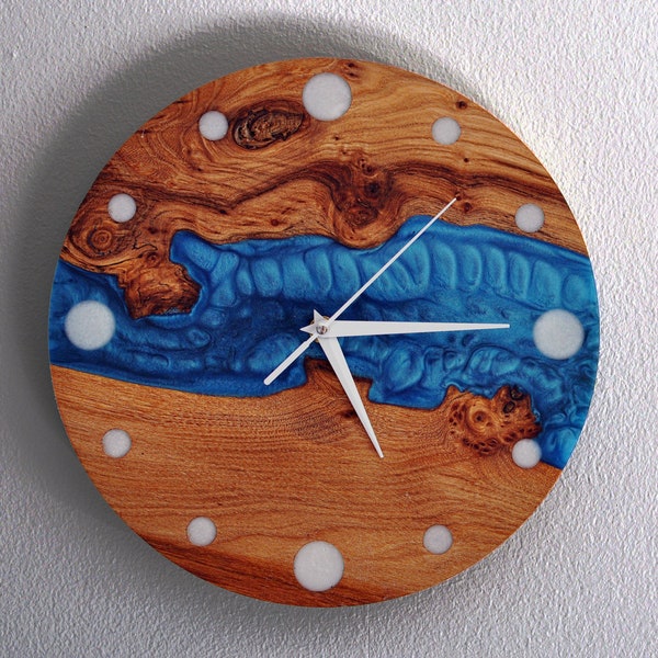 Horloge en Orme et rivière résine bleue avec inclusion Epoxy