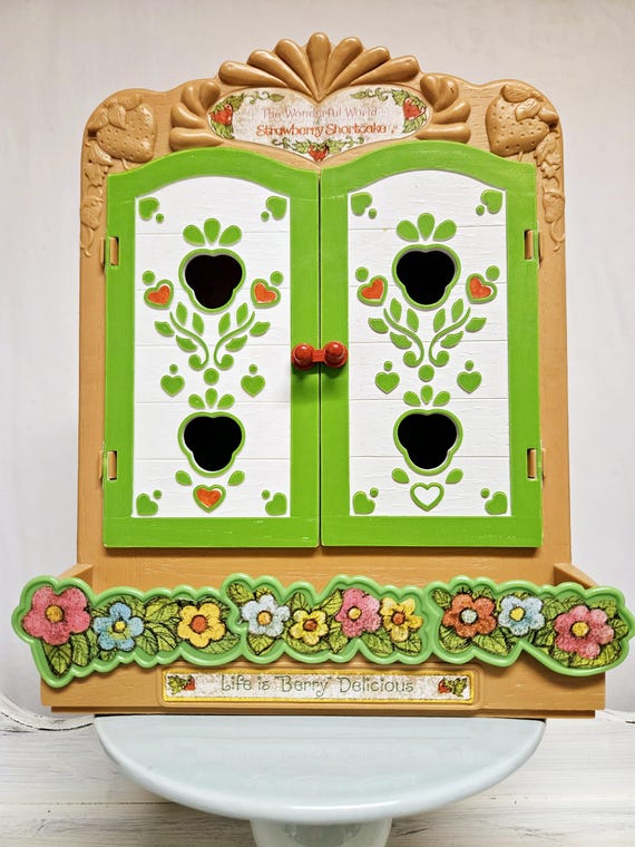 Vintage Berry Patch Carrying Case Display Cabinet for Strawberry