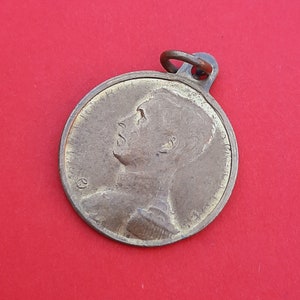 Antique brass medal pendant of War I, king Albert of Belgium, 1914, war Belgium, medal of the Battle of the Yser, bataille de L&#39; Yser
