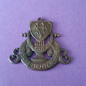 Antigo, 1919, amuleto de ornamento de monograma de cobre perfurado, amuleto de monograma, medalha de monograma antigo, J de Moor, Stichter, antigo brasão de família