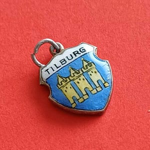 Vintage versilberter und emaillierter Reiseschild-Anhänger von Tilburg, Niederlande, Vintage Tilburg, Heraldik Tilburg, Souvenir Tilburg