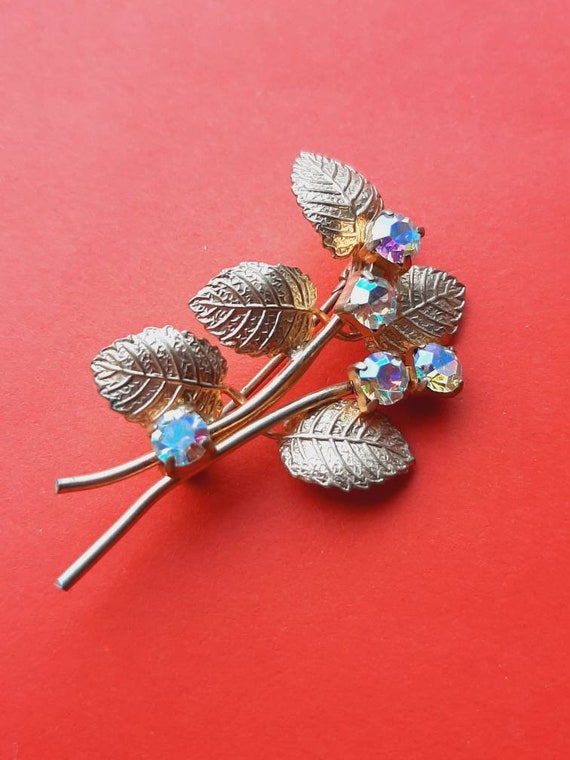 Vintage detailed gold plated floral brooch with f… - image 1
