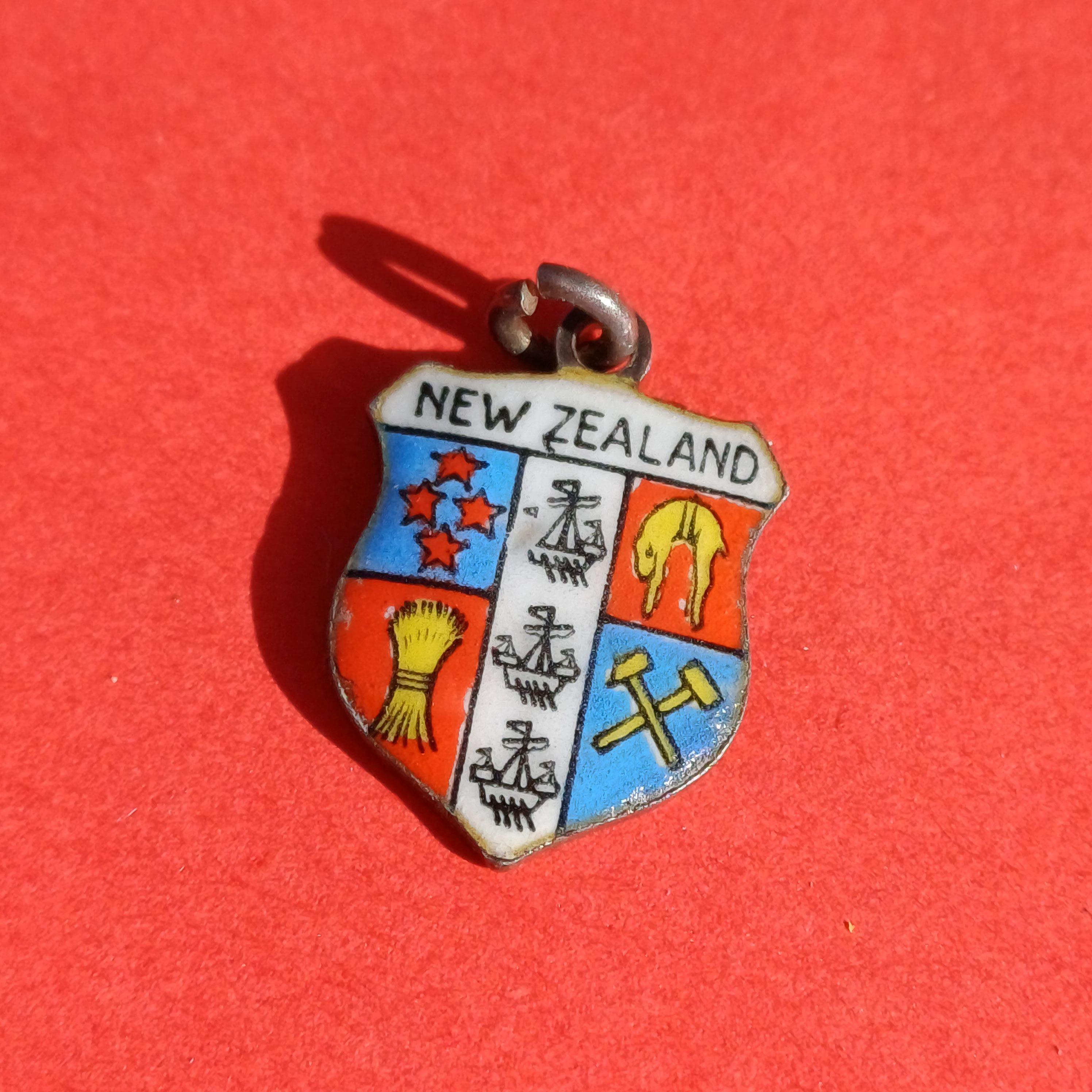 楯　ニュージーランド(クィーンズランドポリス)　エンブレム　置物 Travel Shield Zealand - Etsy